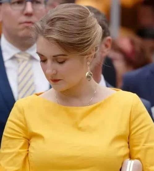 低扎马尾穿蓝色衬衫显温柔,结婚七年终有子_斯蒂芬妮_王储_王室