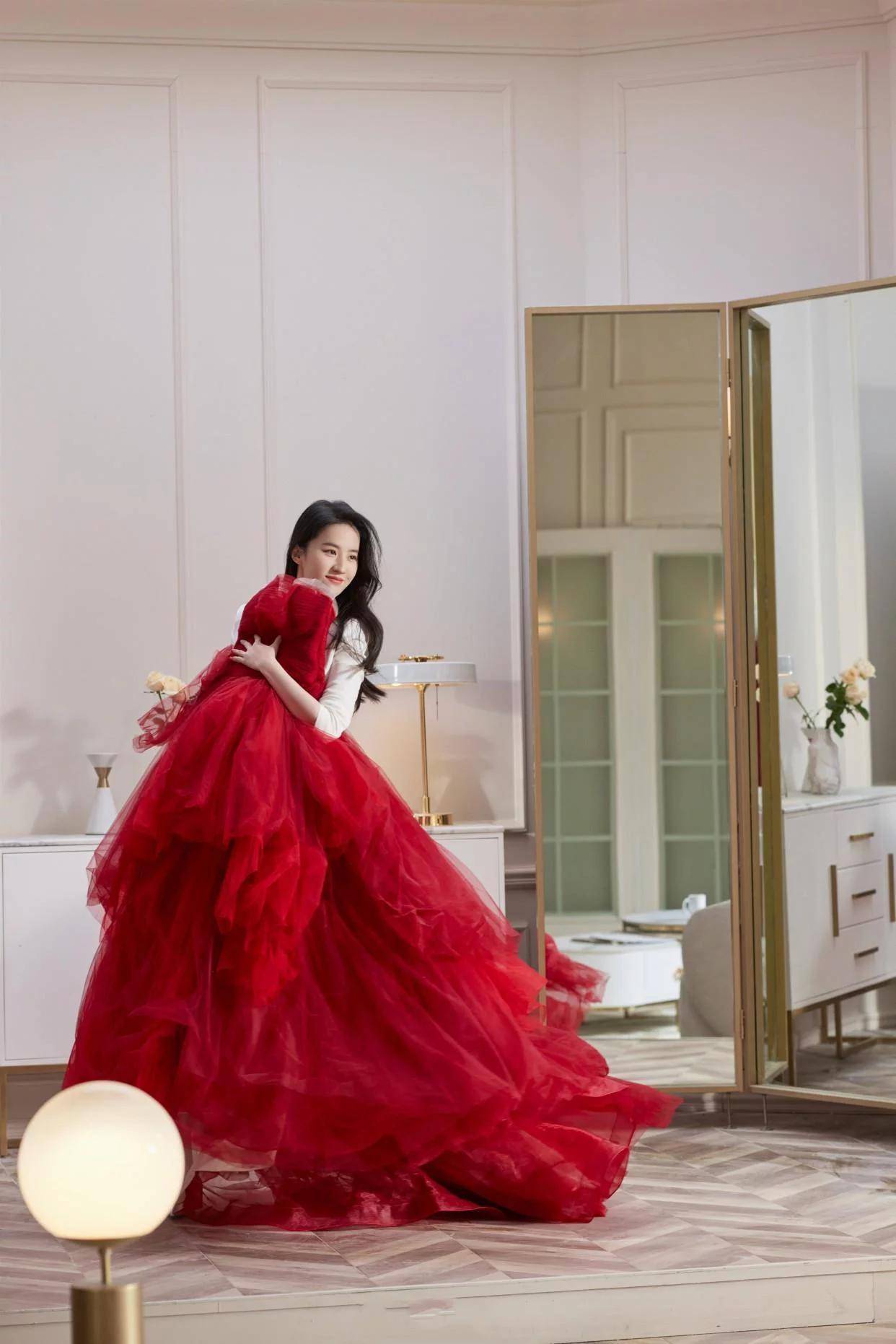 刘亦菲的新造型太成熟艳红色抹胸礼服穿搭尽显女人味十足