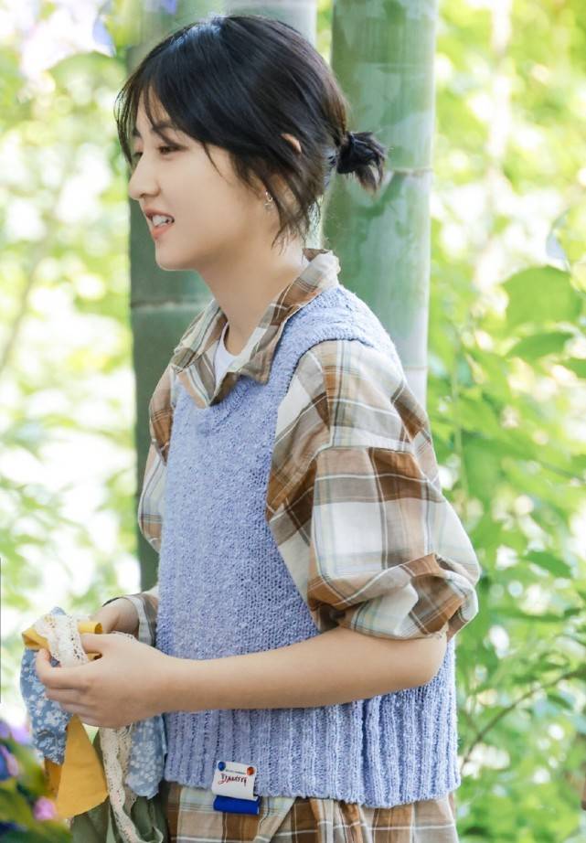 原创新向往的生活官宣张子枫烫卷发太有女人味张艺兴要秀肌肉