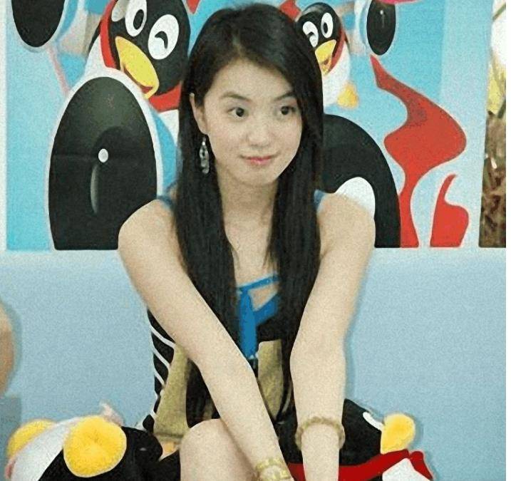 17岁被周星驰看中,签约10年只拍一部戏,近照曝光,美到不敢认_刘佳杰