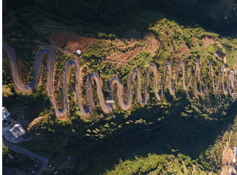 云南有条农村公路，仅7公里就有68道弯，堪称世界上最弯的公路