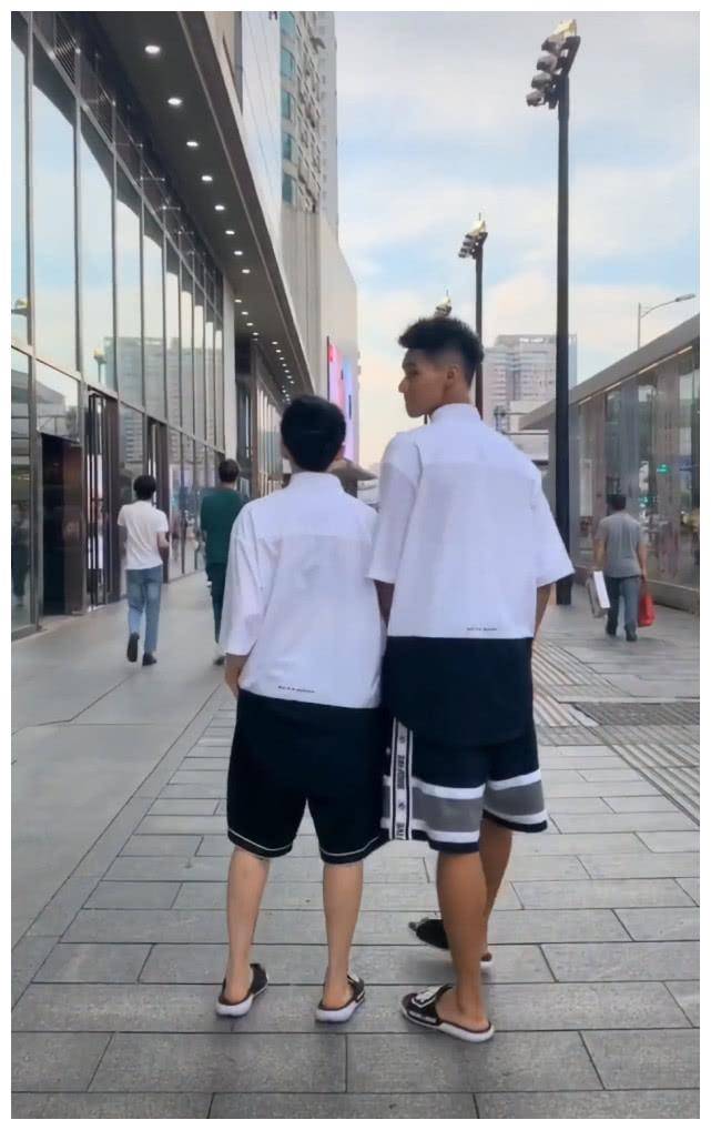 爱情的最高境界是这样的吗? 看到背影的时候,我还以为是两个男孩.