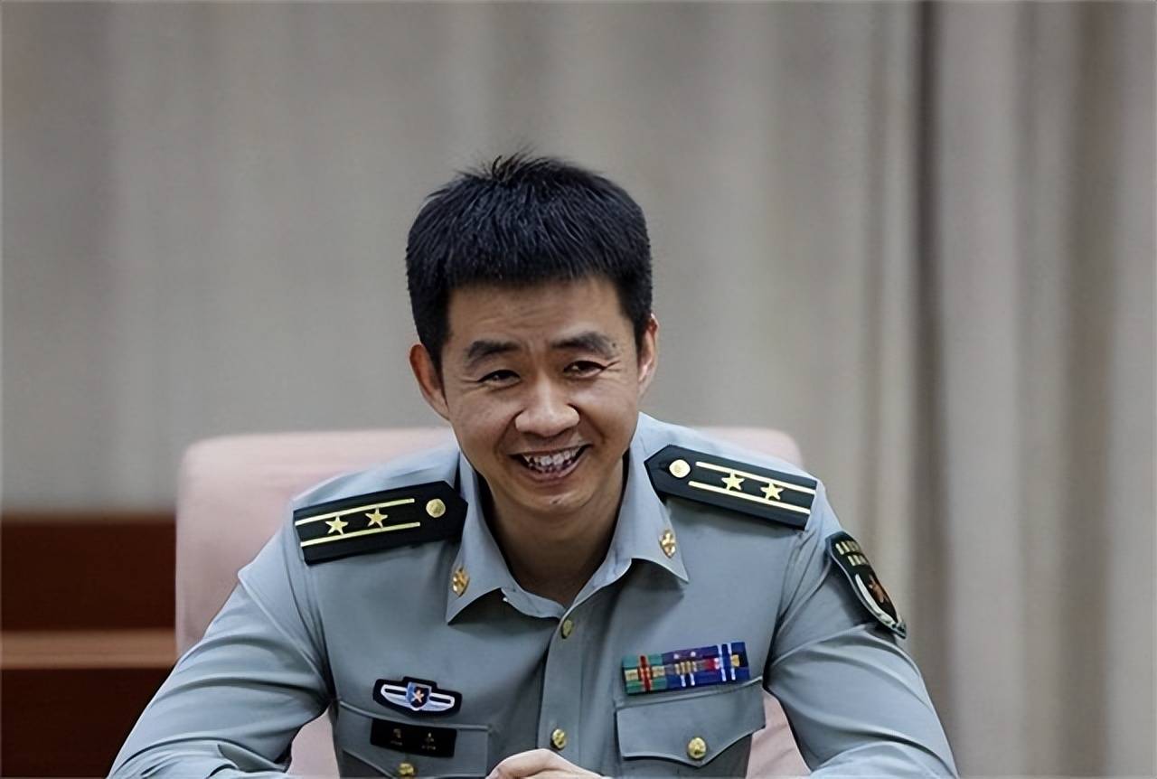 原创航天员陈冬新婚次日抛下妻子归队训练妻子相貌出众