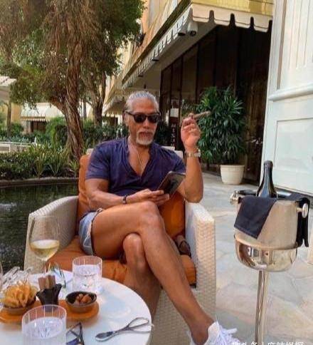 57岁乌鸦哥张耀扬近照显老身材健硕大佬气质才是真