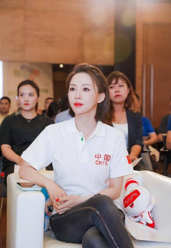 38岁潘晓婷出席活动,长相年轻被质疑整容,连旁边邹市明都偷瞄她_网友