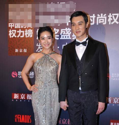 原创安陵容携老公走红毯穿银色挂脖连衣裙高级大气现代装惊艳