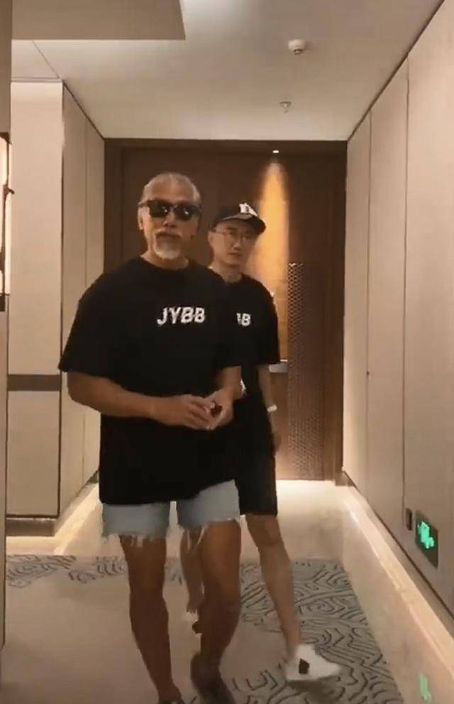 57岁张耀扬出席活动近照曝光头发胡子花白略显苍老仍有型有款