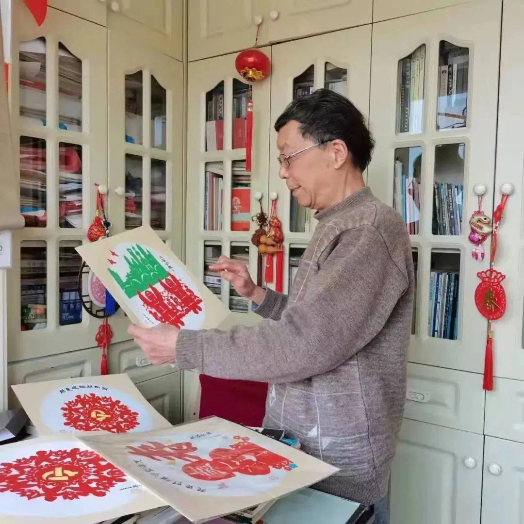 非遗传承人华兴富用撕纸作品致敬抗疫英雄