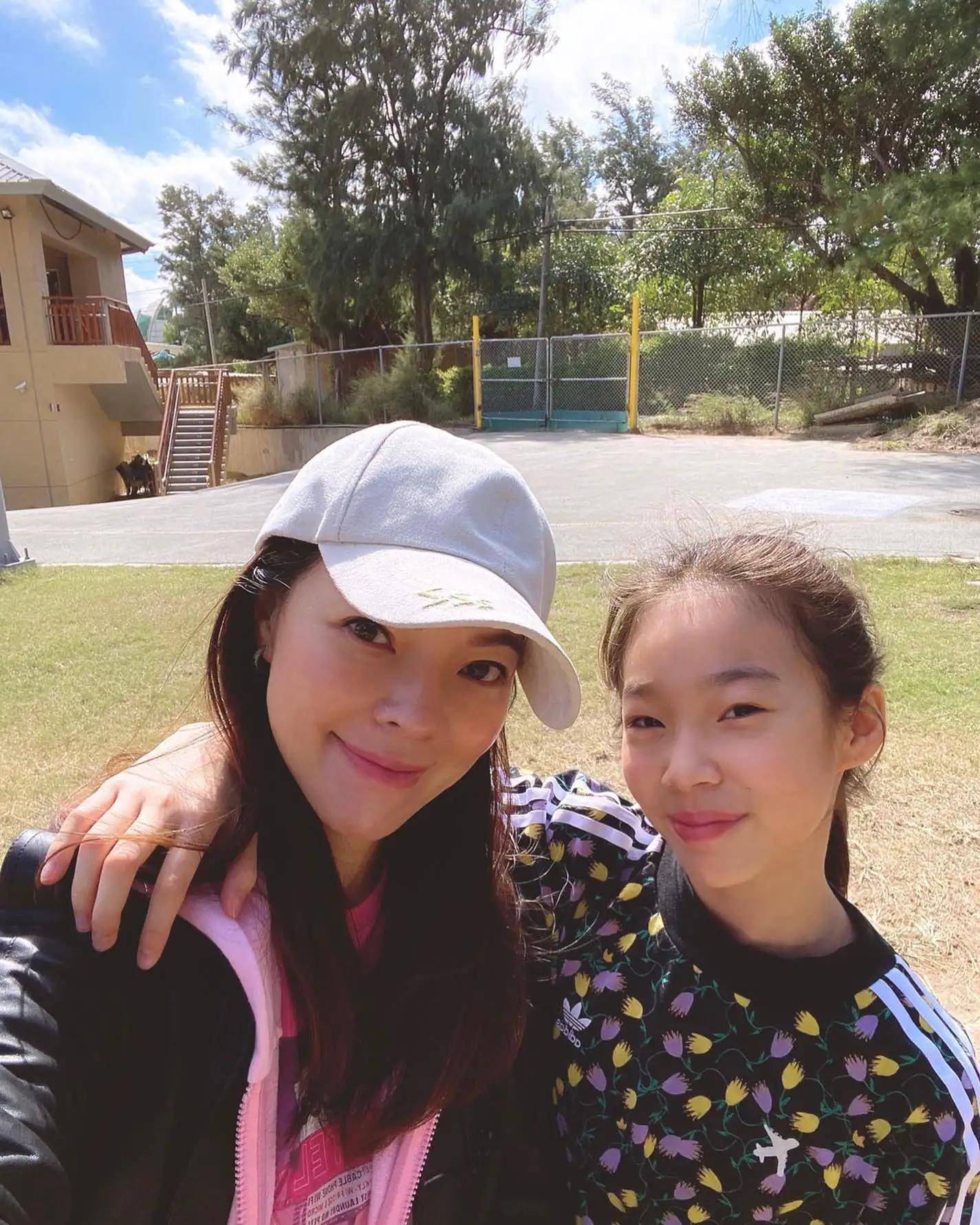 原创郭台铭12岁女儿拍mv超有范儿实力模仿霉霉唱跳功底不输妈妈