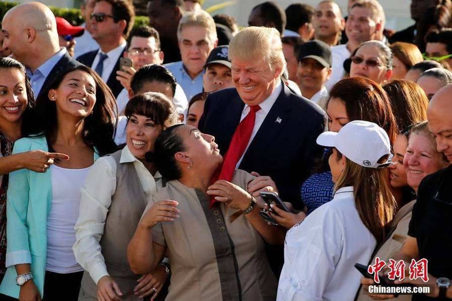 美国总统特朗普对比普通人▼如果以科学的角度来说,头骨大的人,他的脑