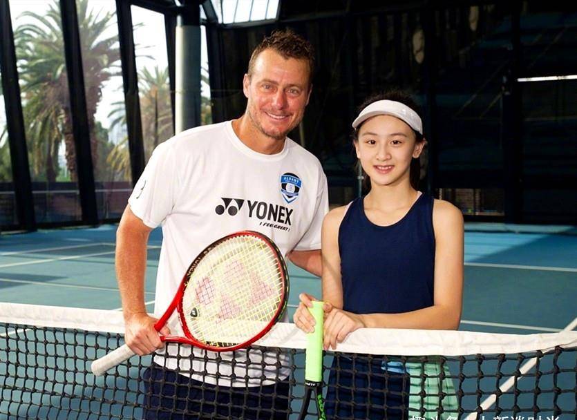 田亮女儿森碟11岁身高接近1米7穿背心打网球身上的肌肉亮了