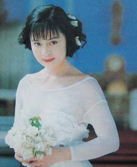 《千年等一回》原唱,如今51岁现身农村商演,演出服令人眼熟_高胜美