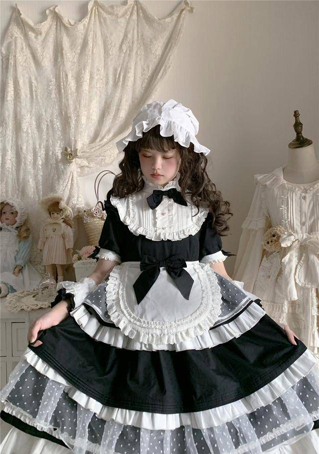 在介绍几款黑白配色的洛丽塔之前,lo酱要和大家科普一下,洛丽塔和"