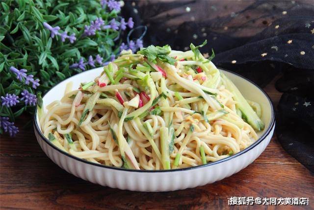 麻酱拌面有技巧,麻酱香味浓郁,面条劲道,根根分明
【麻酱拌面】