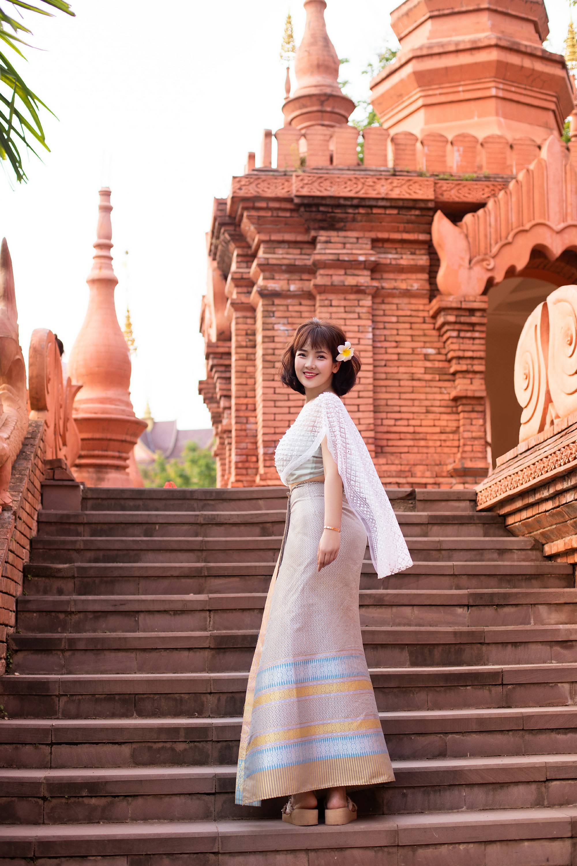 斯琴高丽春日浪漫写真曝光穿越丛林化身傣家姑娘