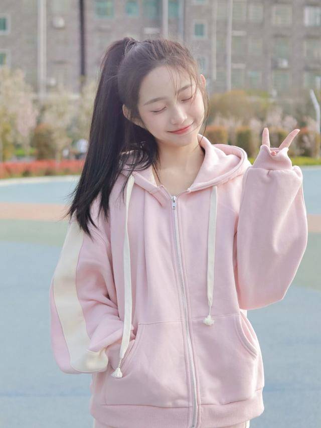 粉色运动衣裤套装搭配运动鞋展现少女的青春活力又清纯漂亮