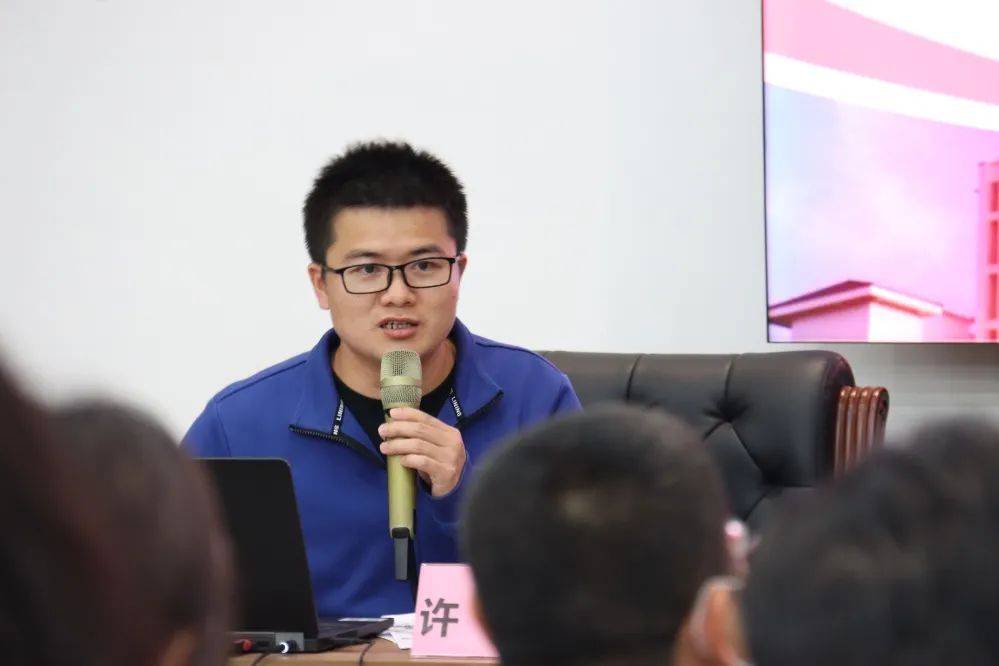 许阳级长汇报高三年级备考工作一连串的数据犹如一剂剂强心针,让高三