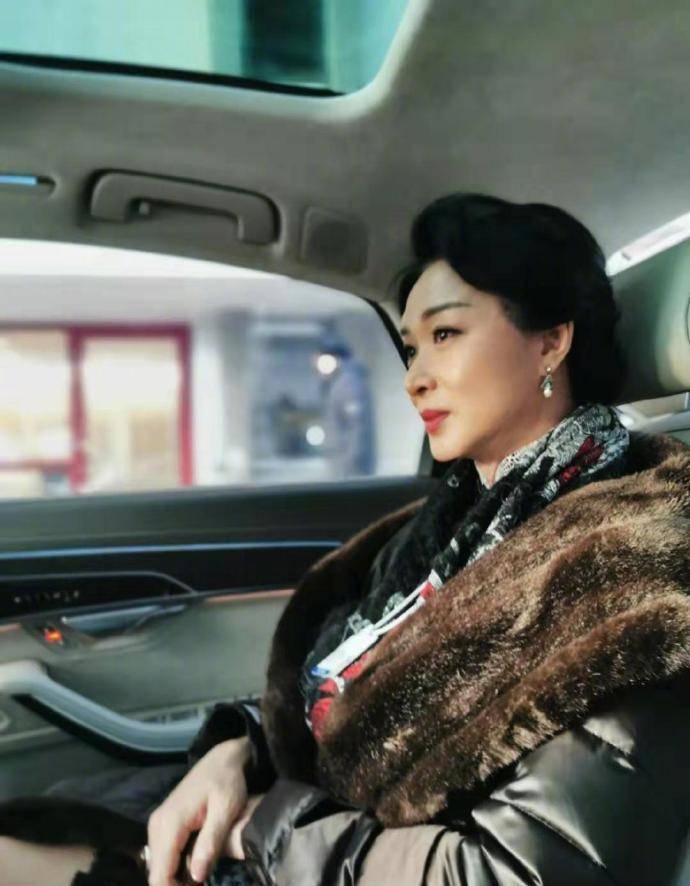 原创53岁金星近照曝光皱纹明显脖子吓人华丽装扮难掩苍老