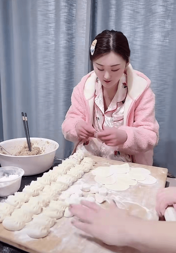 大衣哥前儿媳生活依旧滋润开小号换风格晒视频疑要卷土重来