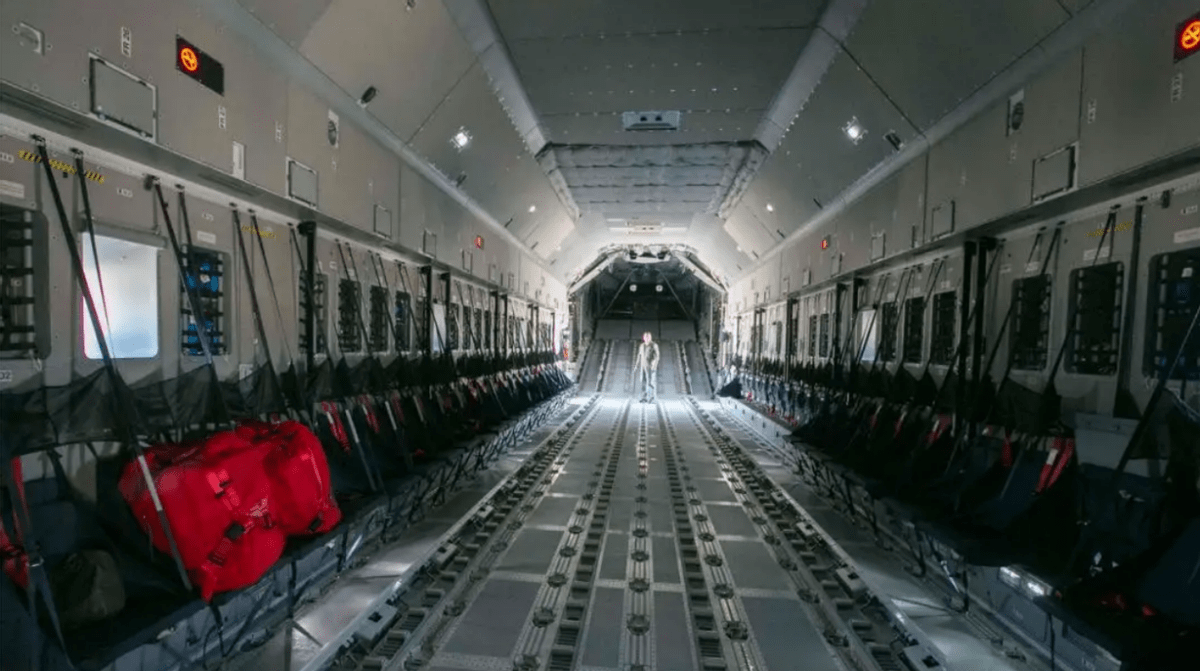 大国重器,运20俯冲降落塞尔维亚,追上世界水平,还要补3门功课_运输机