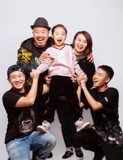 原创王小利孙子曝近照白白胖胖似福娃太乖巧模样像极爷爷基因强大