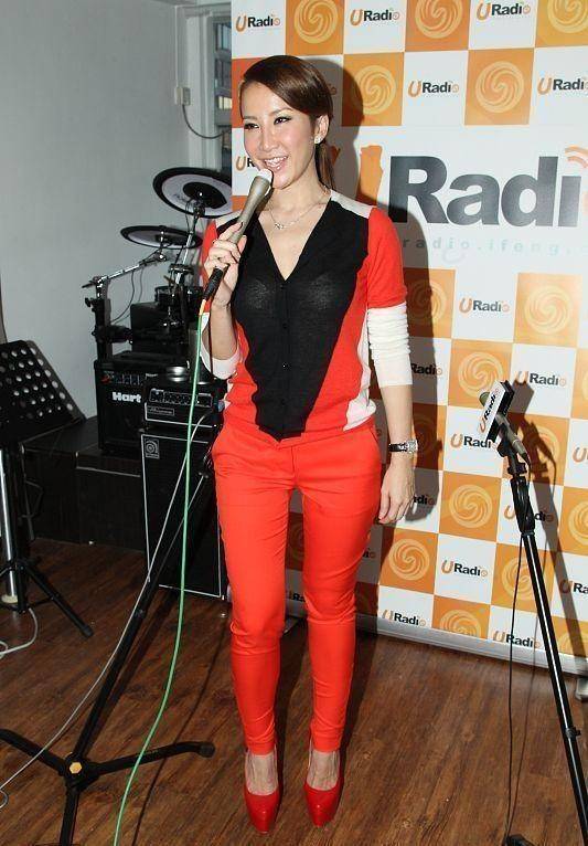 拼色上衣 红色紧身裤三拼色的上衣搭配上大红色的紧身裤,在上下身的