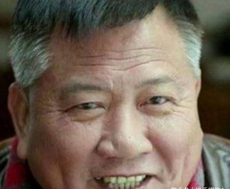 1988年,他因出演《大哥大》中的吴进成,荣获第二十五届台湾金马奖最佳