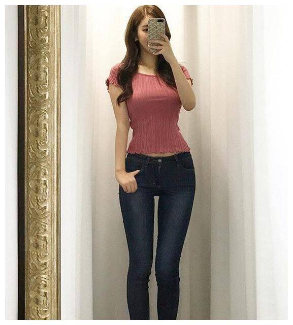 九头身的高挑美女穿上牛仔裤身材展现的淋漓尽致好看