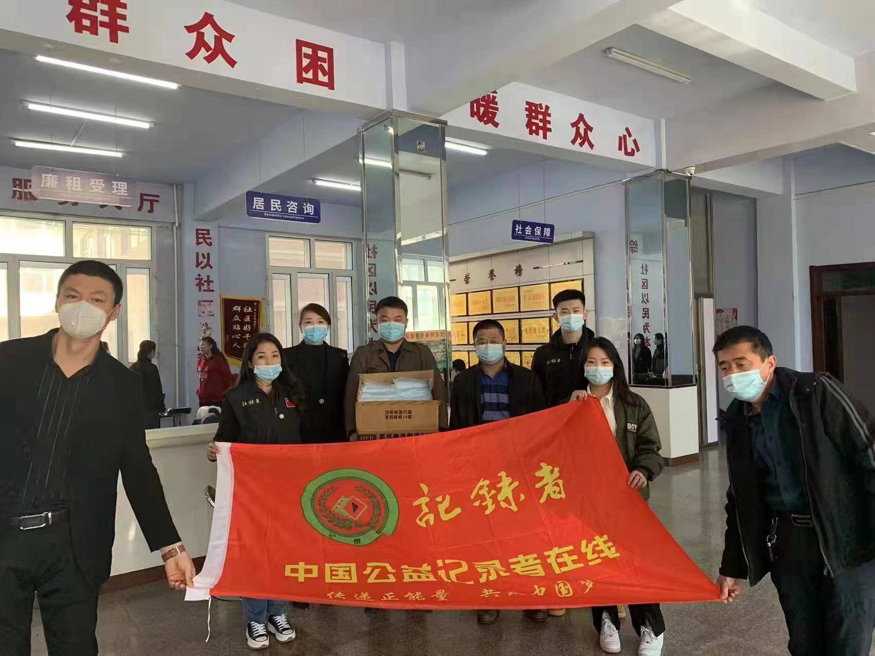 4月13日,海伦市工作站记录者于冬雪筹备20000只口罩,和矿泉水由记录者