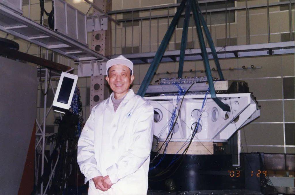 的两弹一星院士,走路到浙大上班,和学生一起排队买饭_孝威_母亲_老人