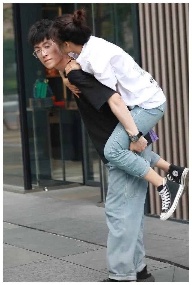 妹子换上12cm的匡威后,男友背起时,这腿我真的酸了_姐姐_穿着_妹妹