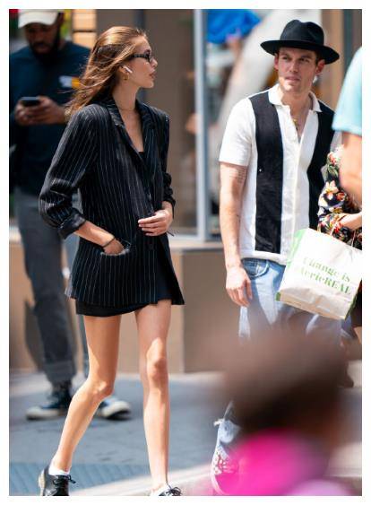 克劳馥同框17岁女儿,凯雅·杰柏穿高腰牛仔裤,身材远超妈妈!
