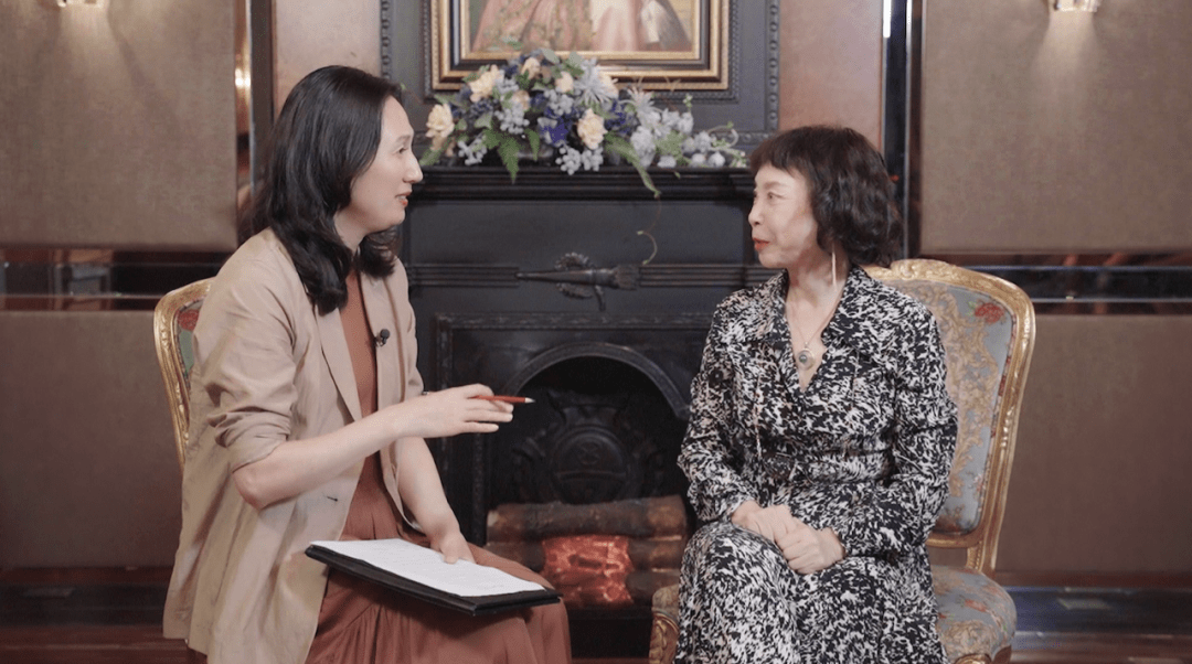 (李巍正在接受采访)虽然已年过60,但李巍却对一切新事物都保有好奇心