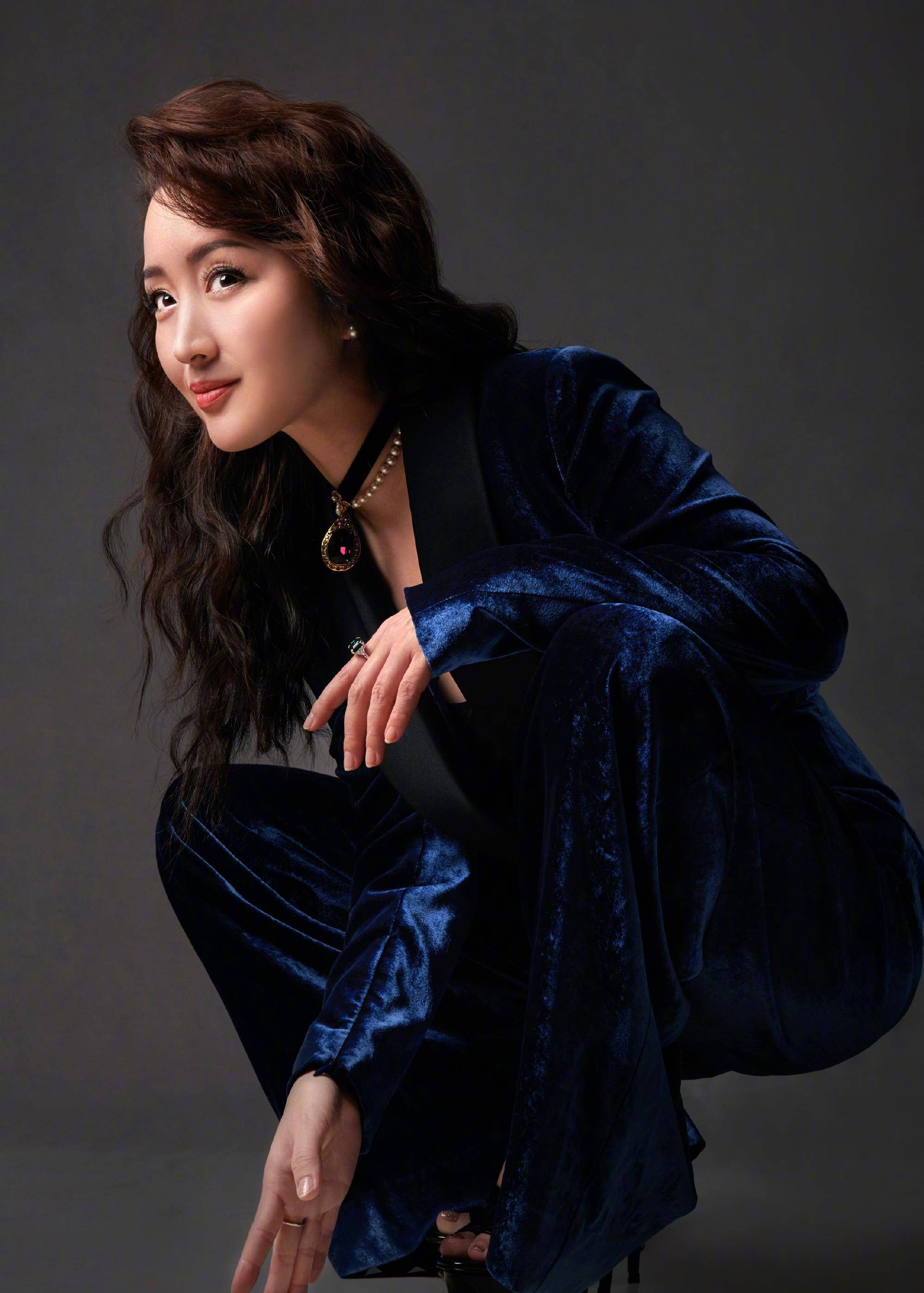 48岁的"甜歌皇后"杨钰莹一身蓝色丝绒西装,散发着霸气御姐范_泰迪