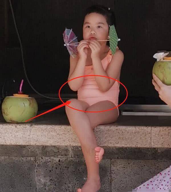 包文婧晒照饺子淑女坐姿走红大家却在笑她肚子上的游泳圈