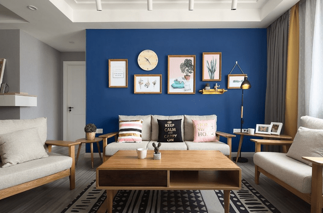 沙发墙满刷上蓝色的乳胶漆,再搭配上组合式装饰画,不仅平衡了空间的