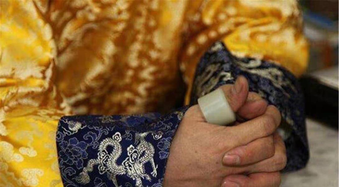 乾隆七世孙如今仍在穿龙袍公开祭祖手上戴着帝王扳指