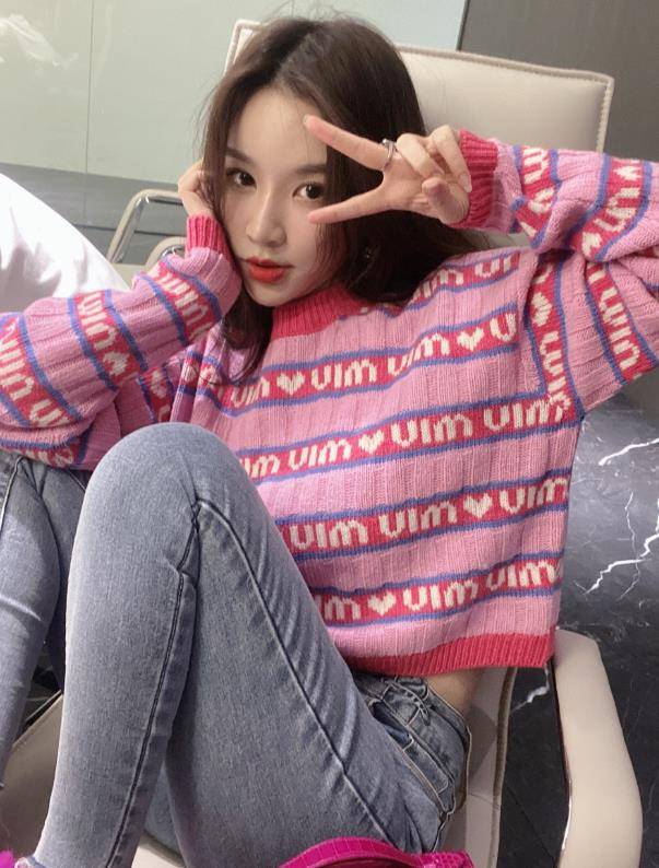 红粉色条纹针织毛衣绝对是一件青春力度max的单品,与下半身浅灰色牛仔