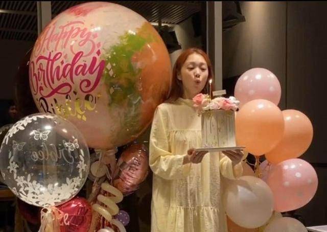 李圣经30岁生日晒照,穿白布裙俏皮可爱,粉丝大喊跟南柱赫复合吧_蛋糕