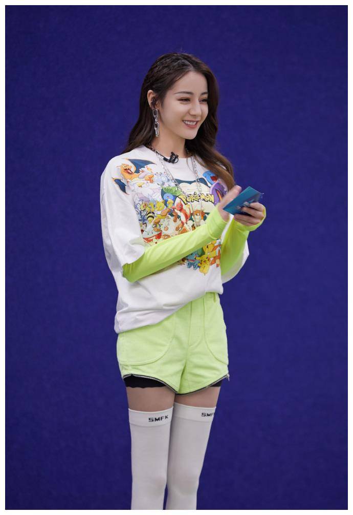 服了迪丽热巴,不过换了双鞋腿就变得不一样,网友:变得有味道了_姐姐