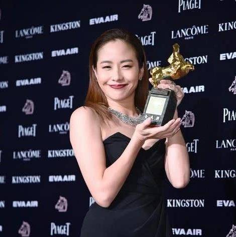 其实林嘉欣在大陆虽然名声不显,但是在香港台两地可是家喻户晓的,她