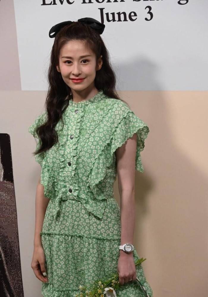 瘦下来的颖儿重拾少女感穿吊带亮片裙挺迷人的清纯感藏不住