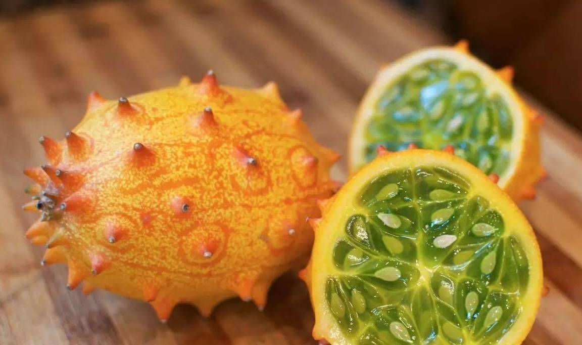 火参果又名火星果,奇特的外表,加上它又是沙漠里长的水果,尤其听商家