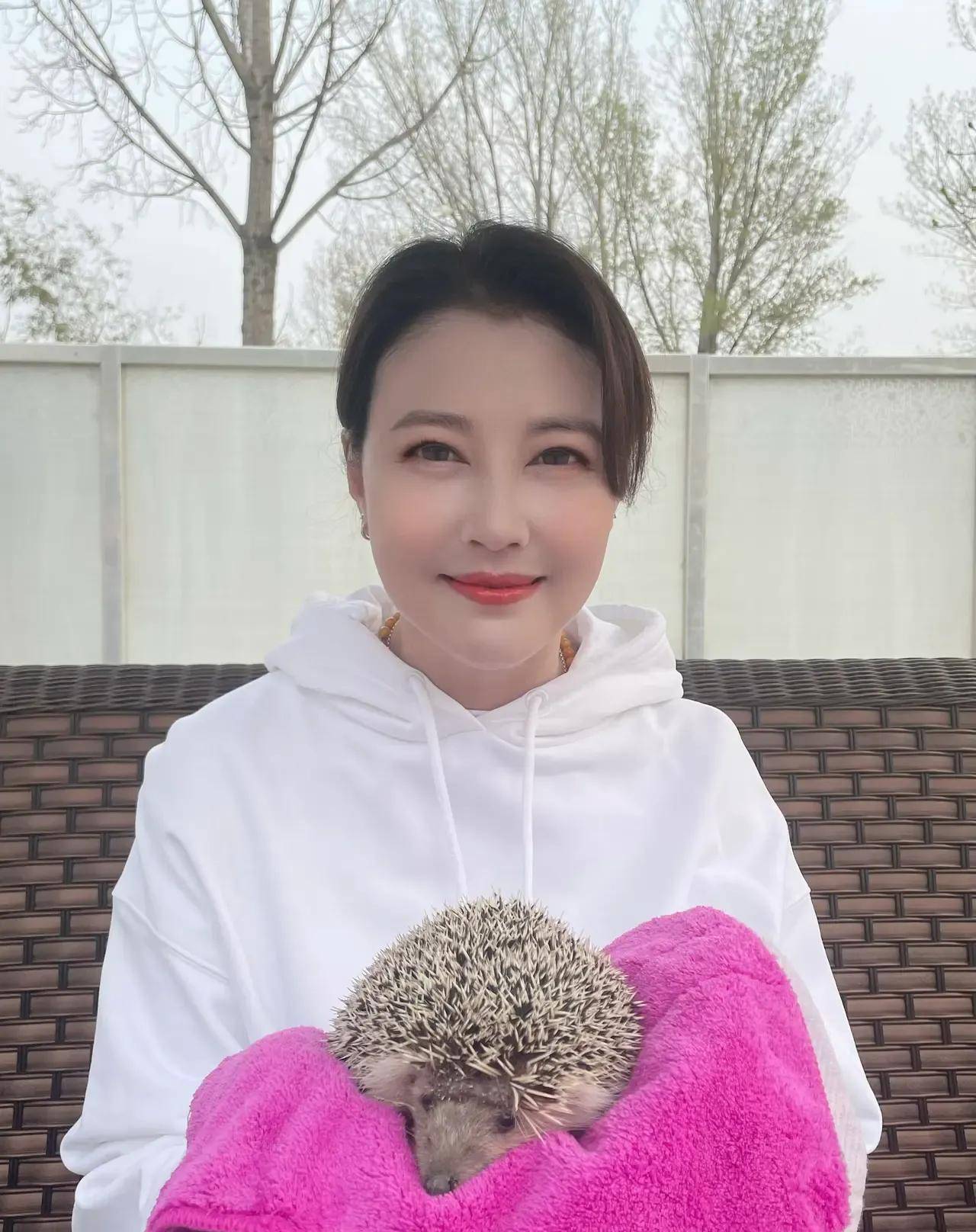 周海梅的家有一个小院子,她种植了各种蔬菜和鲜花