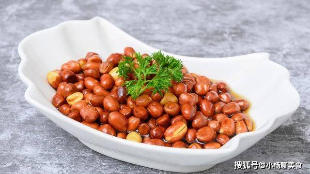 想要花生米好吃 教你正确的方法 做出来又香又脆还下酒 进行 时候 技巧