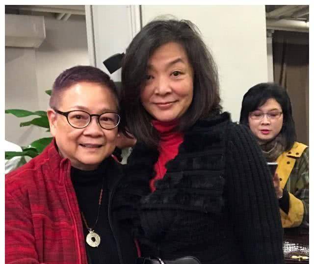 60岁陈玉莲身材发福像隔壁大妈,昔日最美小龙女,曾是周润发挚爱_剧中