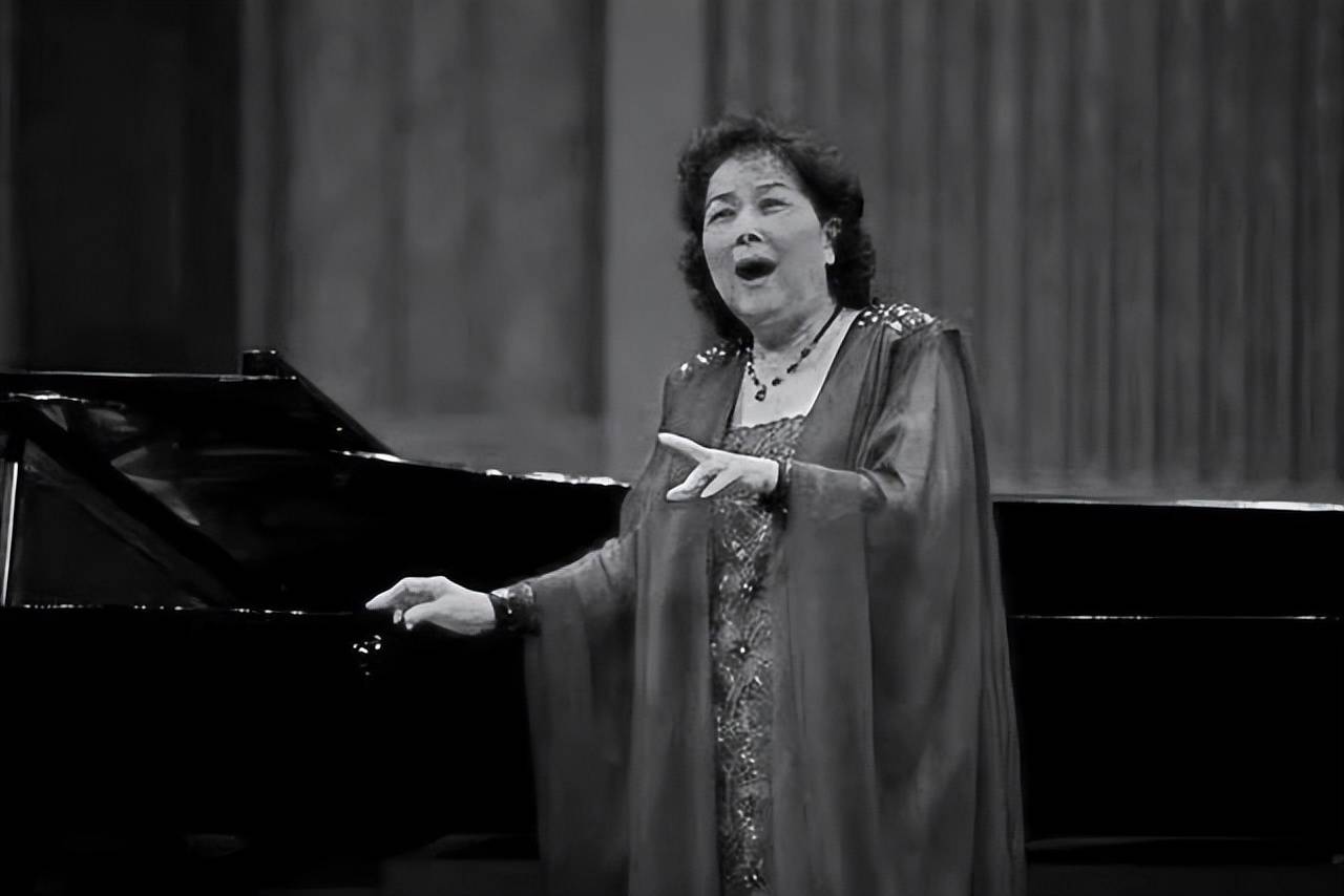 原创叶佩英告别仪式女儿远在美国未能到现场送花圈告别最爱的妈妈