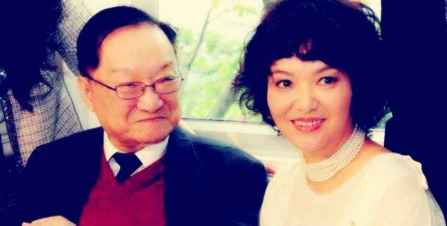 1976年,金庸出轨后撕掉离婚书挽留前妻,朱玫却说:已没有回头路_朱梅_香港_老人