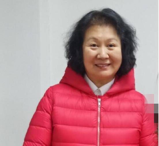 原创春晚常客黄晓娟近照58岁气质犹存曾搭赵本山潘长江走红