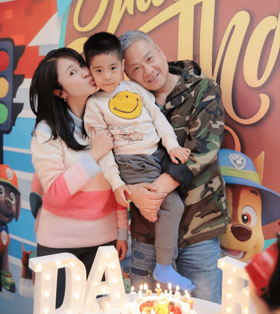 而已经64岁的刘威,则一直坚持拍戏,因为儿子还小,想多给儿子和妻子攒